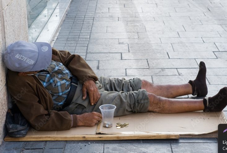 Volwassenen liepen voorbij aan een stervende man op het trottoir – totdat een arme 10-jarige jongen deed wat verder niemand deed