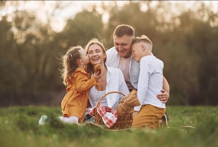 Ik wachtte vier uur op mijn zes kinderen die voor mijn 60e verjaardag zouden komen, maar het huis bleef stil – totdat een politieagent me een briefje overhandigde dat mijn hart deed bevriezen.