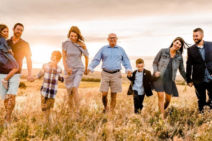 Mijn vader liet mijn moeder achter met 10 kinderen voor een jongere vrouw uit de kerk – 10 jaar later belde hij mijn moeder en vroeg om weer een gezin te zijn, maar ik gaf hem een lesje