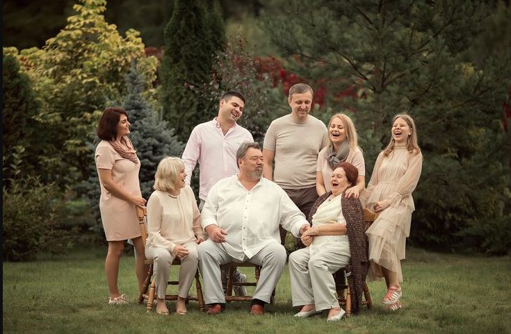 Mijn vader verliet mijn moeder met 10 kinderen voor een jongere vrouw uit de kerk – 10 jaar later belde hij mijn moeder om weer een gezin te worden, maar ik heb hem een lesje geleerd