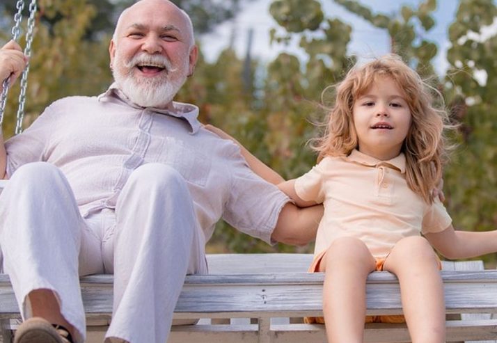 Mijn 7-jarige kleindochter was dol op haar opa – maar op een dag weigerde ze hem te knuffelen en zei: „Oma, hij is anders.”