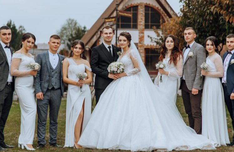 Ik trouwde met een serveerster ondanks mijn veeleisende ouders – Op onze huwelijksnacht schokte ze me door te zeggen: 'Beloof dat je niet gilt als ik je dit laat zien'