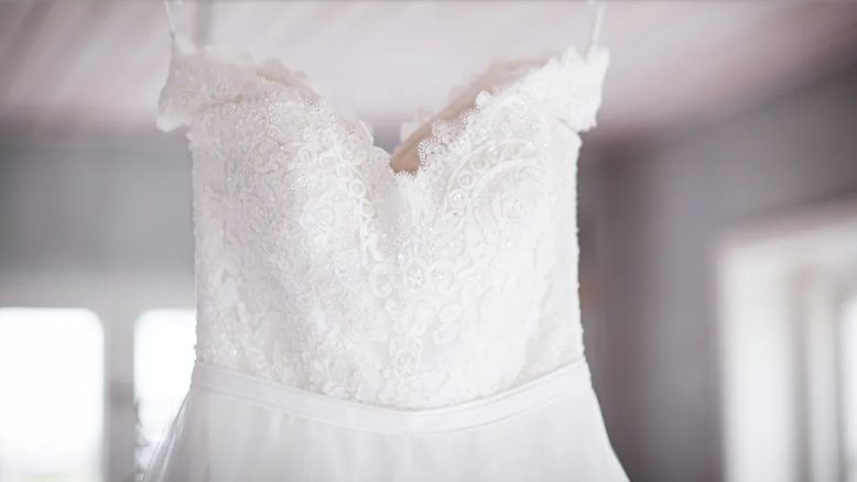 Mijn moeder naaide slechts 3 dagen voor haar dood een trouwjurk voor me – ik kon niet vergeven wat er kort voor de ceremonie mee gebeurde.