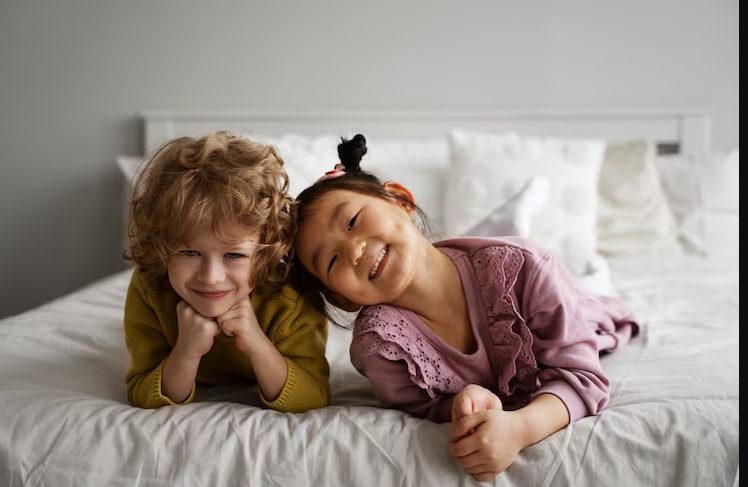 Ik werd de voogd van mijn vijf zussen – Twee jaar later kwam onze vader terug om ons huis af te pakken, maar hij had de val die ik voor hem had gezet niet verwacht.