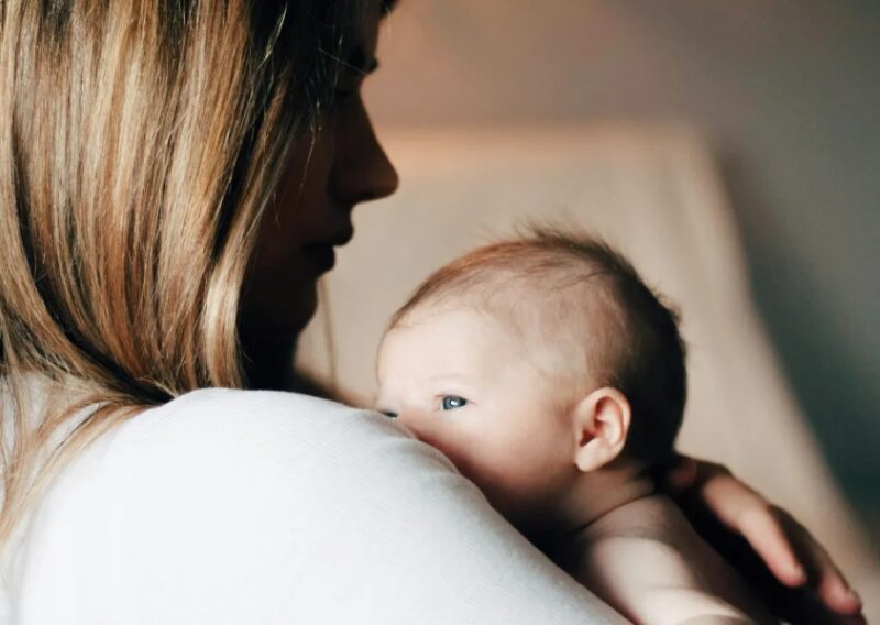 Mijn schoonouders gooiden me het huis uit met mijn pasgeboren baby – al snel kregen ze daar spijt van.