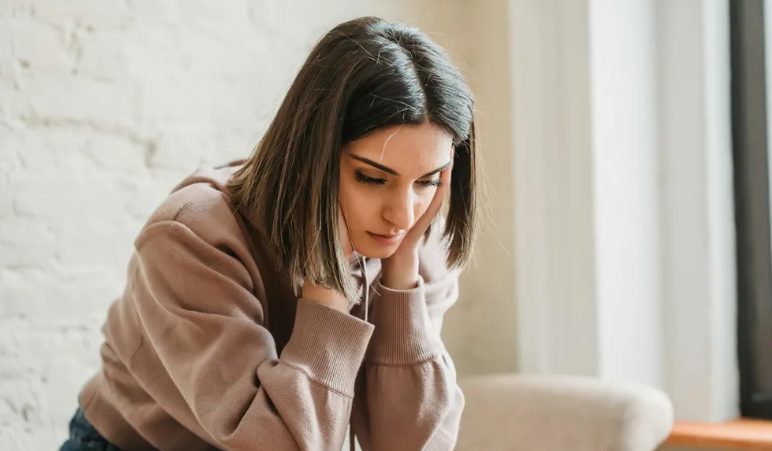 Mijn toekomstige schoonmoeder vertelde mijn verweesde kleine broertjes dat ze binnenkort naar een nieuw gezin gestuurd zouden worden – dus gaven we haar de hardste les van haar leven.