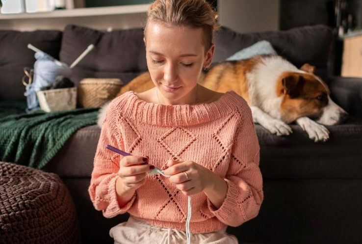 Mijn dochter heeft 80 mutsen gehaakt voor zieke kinderen – toen heeft mijn schoonmoeder ze weggegooid en gezegd: „Ze is niet mijn bloed.”