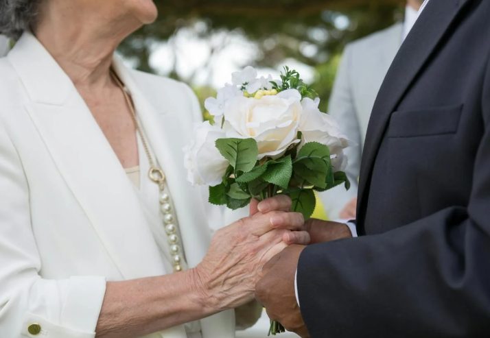 Ik heb de trouwjurk van mijn vrouw gebreid voor onze geloftenvernieuwing – toen gasten op de receptie begonnen te lachen, pakte zij de microfoon en viel de hele zaal stil.
