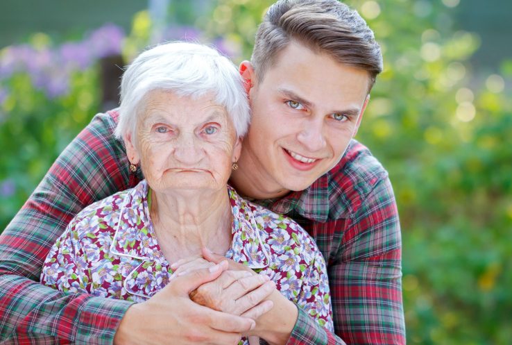 Ik heb mijn oudere buurvrouw tijdens een brand negen verdiepingen naar beneden gedragen – twee dagen later stond er een man voor mijn deur die zei: „Dat heb je met opzet gedaan!”