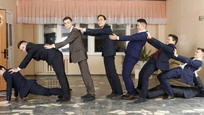 Mijn dochter maakte haar galajurk voor het schoolbal van het uniform van haar overleden vader – toen een gemene klasgenoot er punch overheen goot, pakte de moeder van het meisje de microfoon en zei iets waardoor de hele gymzaal verstijfde.