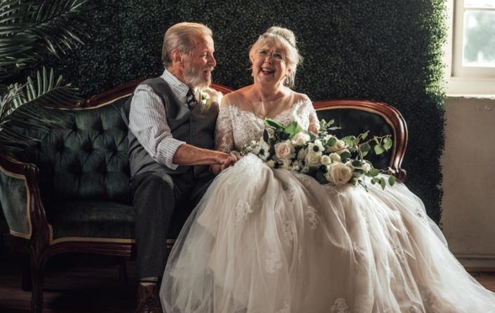 Ik heb de trouwjurk van mijn vrouw gebreid voor onze geloftenvernieuwing – toen gasten op de receptie begonnen te lachen, pakte zij de microfoon en viel de hele zaal stil.