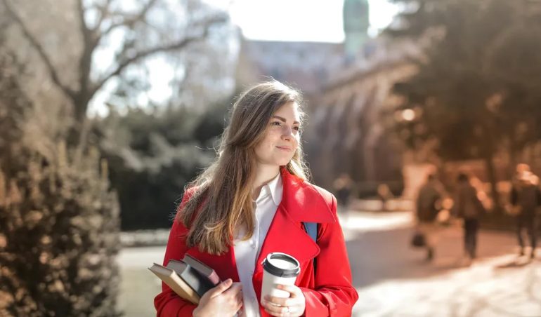 Ik besloot de trouwjurk van mijn oma te dragen ter ere van haar – maar tijdens het vermaken van de jurk vond ik een verborgen briefje dat de waarheid over mijn ouders onthulde.