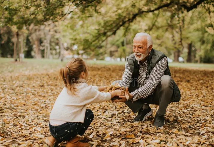 Mijn 7-jarige kleindochter was dol op haar opa – maar op een dag weigerde ze hem te knuffelen en zei: „Oma, hij is anders.”