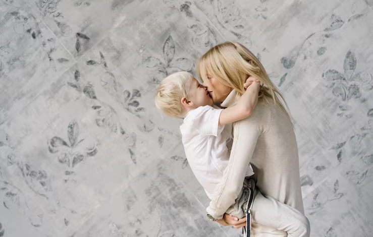 Mijn schoonmoeder heeft me met mijn pasgeboren baby op straat gezet – maar later kwam ze huilend terug en smeekte me om vergiffenis