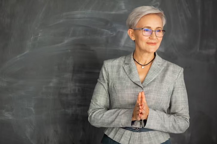 Mijn pestkop uit de middelbare school werd de wetenschapsleraar van mijn dochter – tijdens de projectavond vernederde ze mijn kind voor iedereen, dus zette ik haar eindelijk op haar plaats.
