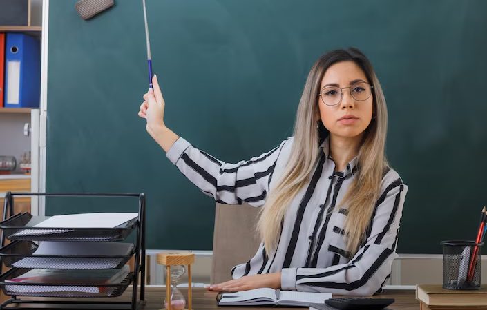 Mijn pestkop uit de middelbare school werd de wetenschapsleraar van mijn dochter – tijdens de projectavond vernederde ze mijn kind voor iedereen, dus zette ik haar eindelijk op haar plaats.