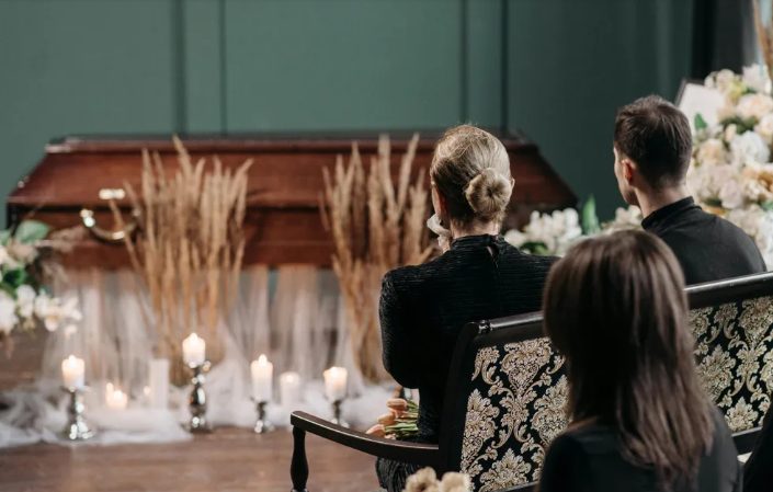 Mijn stiefmoeder liet mij haar huis van 3 miljoen dollar na, terwijl haar eigen kinderen slechts 4.000 dollar kregen – maar toen vond ik een brief van haar