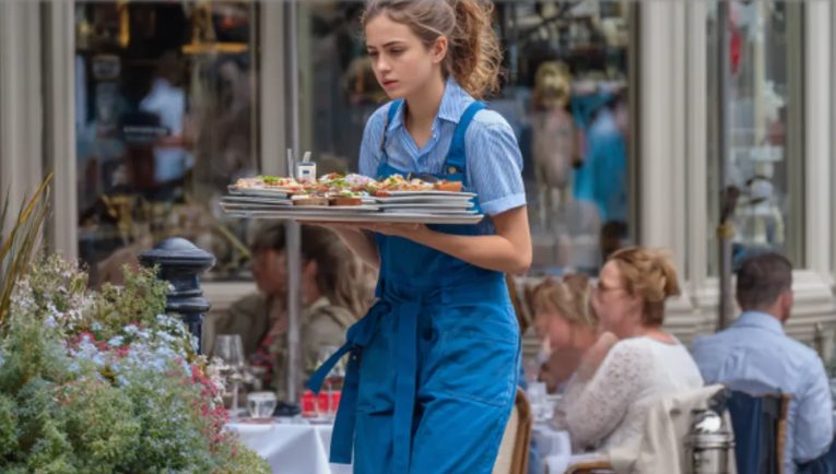 Rijke vrouwen bespotten een serveerster omdat ze naar “armoede” rook – maar toen stond mijn vriend op en gaf hun een waardevolle les.
