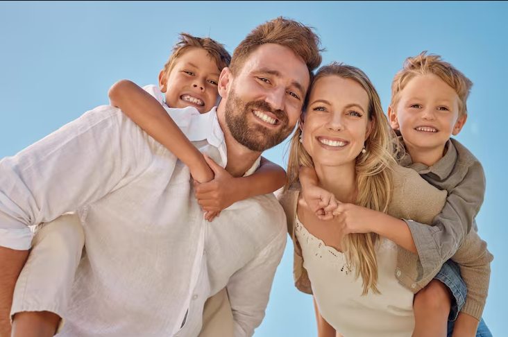 Mijn man verliet mij en onze acht kinderen voor een jongere vrouw – maar toen ik een maand later om 2 uur ’s nachts een voicemail van hem kreeg, besefte ik dat karma hem eindelijk had ingehaald.