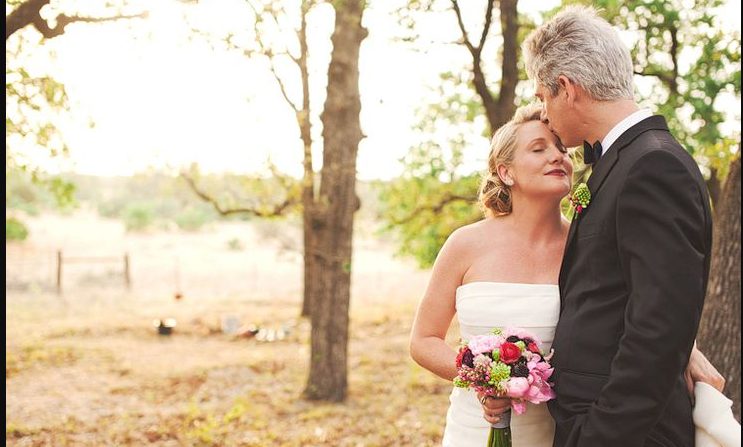 Op mijn 72e trouwde ik met een weduwnaar – maar tijdens de bruiloft trok zijn dochter me apart en zei: ‘Hij is niet wie hij beweert te zijn.’