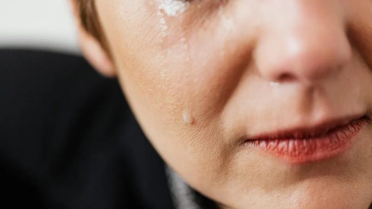 Ik betaalde een jaar lang elke maand $2.500 voor de verzorging van mijn stiefmoeder – toen ik ontdekte waar ze het geld echt aan uitgaf, werd ik lijkbleek