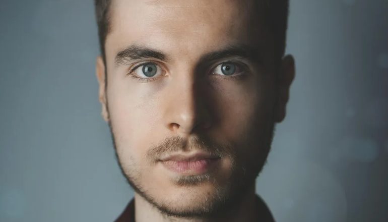 Mijn oom heeft me opgevoed nadat mijn ouders stierven – tot aan zijn dood, die de waarheid onthulde die hij jarenlang verborgen had gehouden.
