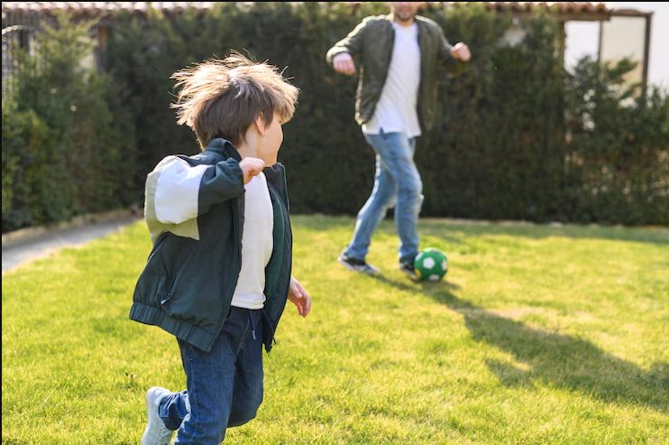 Mijn zoon droeg zijn klasgenoot, die niet kon lopen, op zijn schouders tijdens de race en gaf hem de medaille voor de 1e plaats – De volgende ochtend riep de directeur ons naar zijn kantoor en zei: 'Weten jullie eigenlijk wel wat deze roekeloze actie jullie zoon gaat kosten?'
