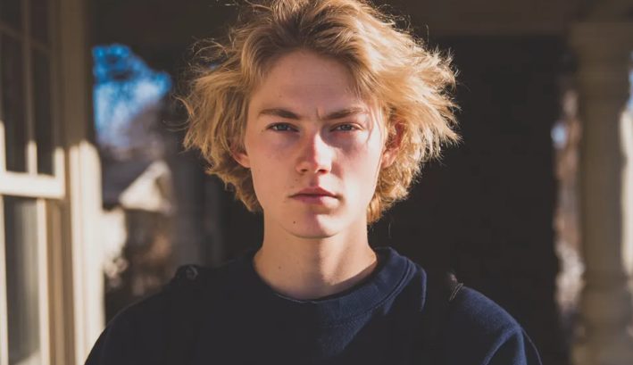 Mijn 12-jarige dochter heeft al het geld dat ze had gespaard uitgegeven om nieuwe sneakers te kopen voor een jongen uit haar klas – de volgende dag belde de schooldirecteur me dringend naar school.