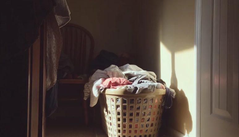 Mijn man overtuigde me om twee keer draagmoeder te zijn – Toen hij de schuld van zijn moeder betaalde, verliet hij me