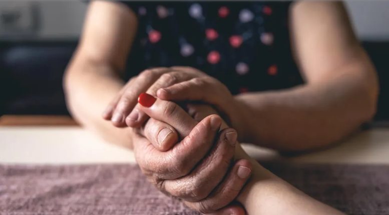 Ik trouwde met een serveerster ondanks mijn veeleisende ouders – Op onze huwelijksnacht schokte ze me door te zeggen: 'Beloof dat je niet zult schreeuwen als ik je dit laat zien'