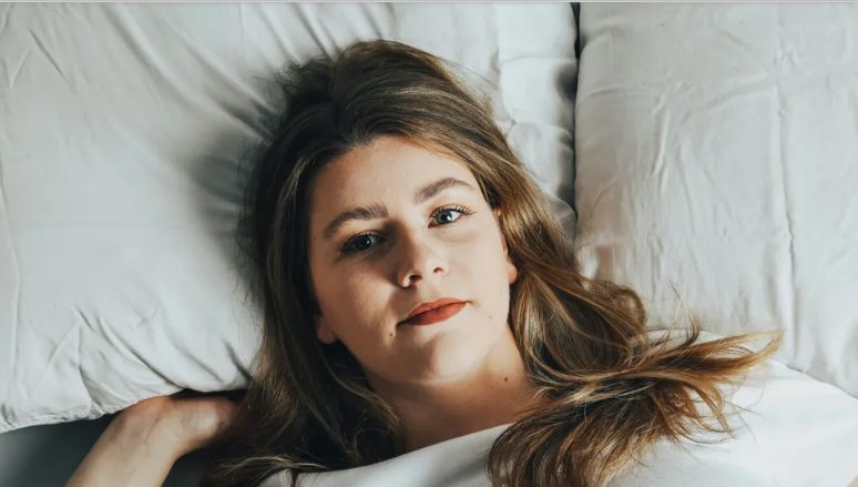 Mijn stiefmoeder vernietigde de galajurk van mijn overleden moeder – maar ze had niet verwacht dat mijn vader haar een les zou leren.