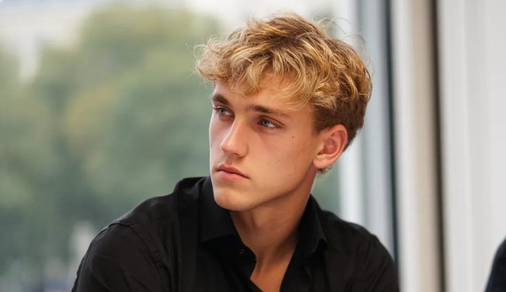 Ik dacht dat mijn man dood was — en toen trok hij drie jaar later in het appartement naast ons in met een andere vrouw en een kind.