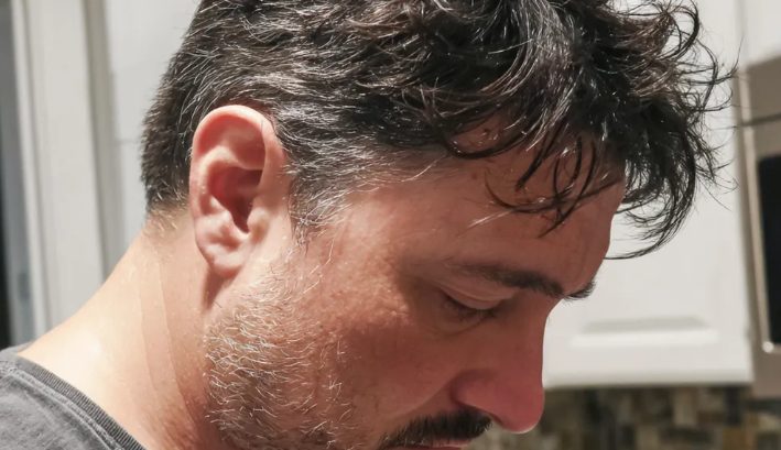Ik vloog dwars door het land om mijn zoon te bezoeken – hij keek op de klok en zei: „Je bent 15 minuten te vroeg, wacht buiten!”