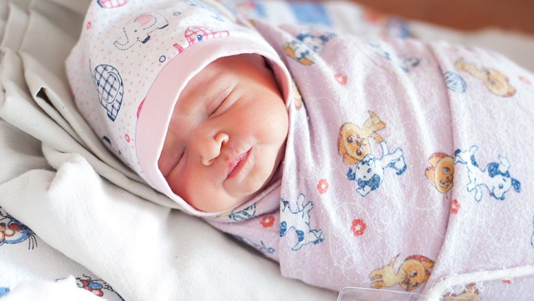 Onze draagmoeder beviel van onze baby – Toen mijn man haar voor het eerst in bad deed, schreeuwde hij: ‘We kunnen dit kind niet houden!’