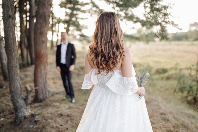 Ik trouwde met een serveerster ondanks mijn veeleisende ouders – Op onze huwelijksnacht schokte ze me door te zeggen: 'Beloof dat je niet zult schreeuwen als ik je dit laat zien'