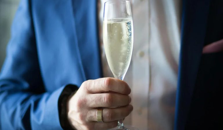 Mijn man kocht first class tickets voor zichzelf en zijn moeder, en liet mij en de kinderen achter in economy – Mijn les voor hem was hard