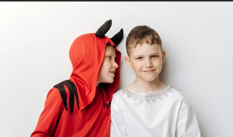 Ik hielp een arm meisje met haar Halloween-kostuum – Jaren later stonden we samen voor het altaar