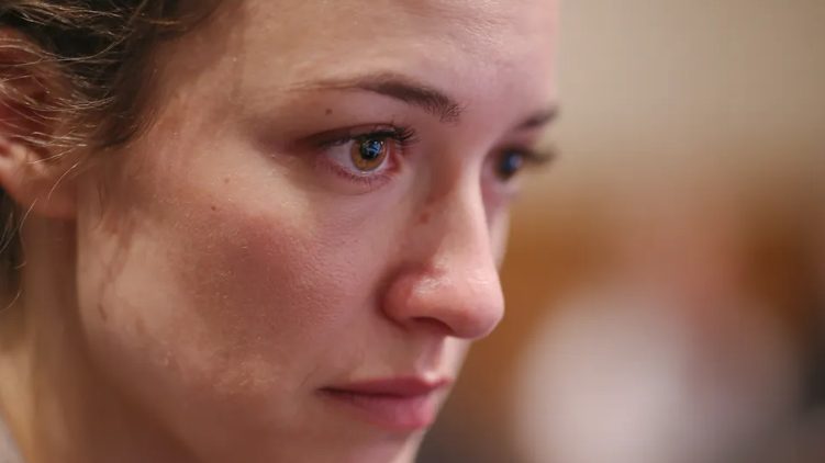 Echtgenoot slaapt elke nacht op de bank – De echte reden heeft het hart van zijn vrouw gebroken