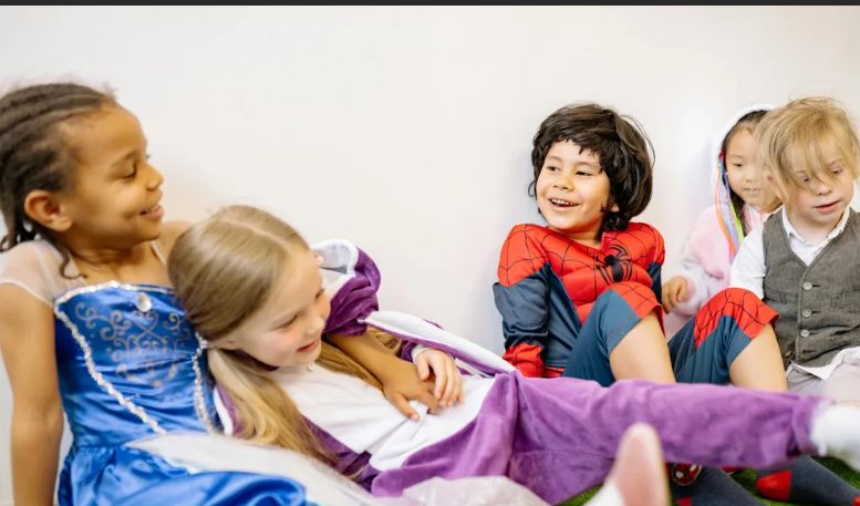 Ik hielp een arm meisje met haar Halloween-kostuum – Jaren later stonden we samen voor het altaar