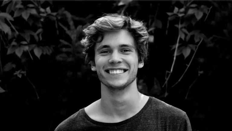 Ik liet mijn man al het geld beheren – totdat ik besefte dat ik een ander leven ondersteunde