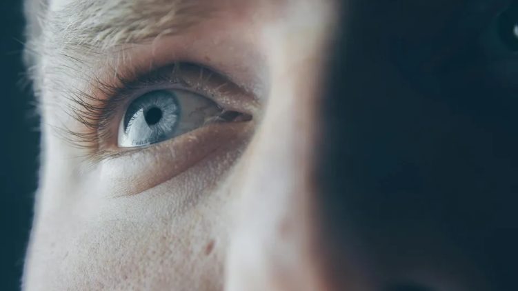 Ik liet mijn man al het geld beheren – totdat ik besefte dat ik een ander leven ondersteunde