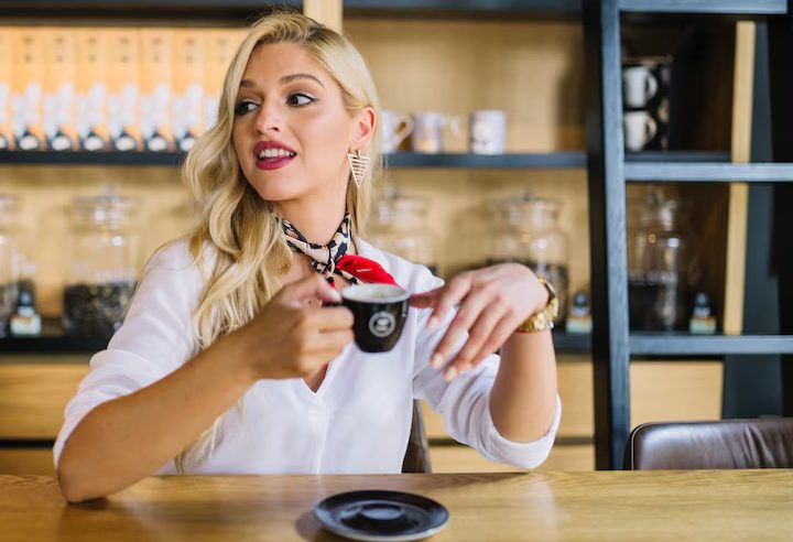 Een onbeschofte vrouw schreeuwde tegen mijn 17-jarige serveersterdochter omdat ze haar citroen was vergeten – Toen stond haar man op en zei vijf woorden die het hele café stil maakten.