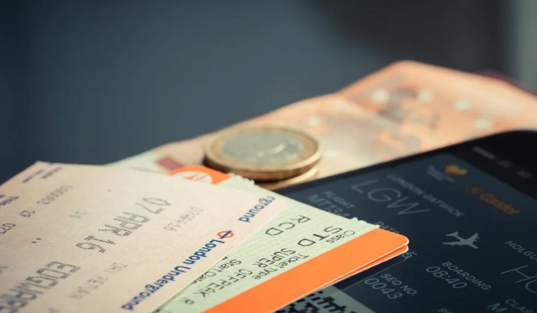 Mijn man kocht first class tickets voor zichzelf en zijn moeder, en liet mij en de kinderen achter in economy – Mijn les voor hem was hard