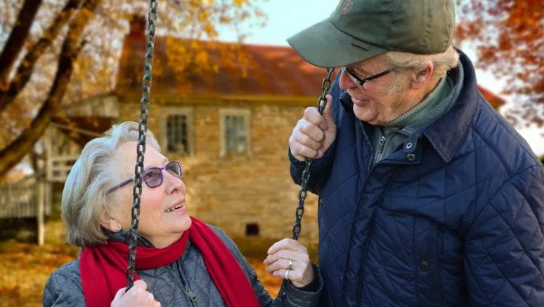 Arme man vlucht op zijn trouwdag, 50 jaar later ontdekt de bruid dat het het plan van haar vader was – verhaal van de dag