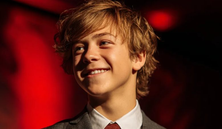 Ik heb de zoon van mijn beste vriend opgevoed – 12 jaar later zei mijn vrouw: “Je zoon verbergt een groot geheim voor je.”