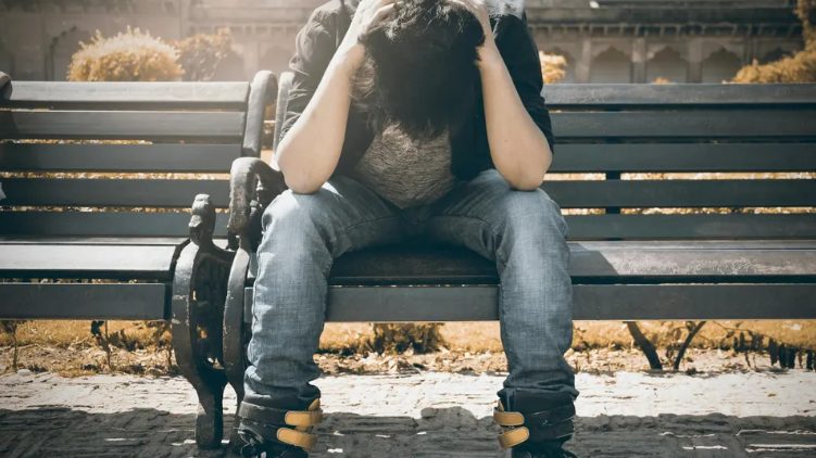20 jaar geleden redde ik een jongen tijdens een storm – gisteren kwam hij terug met een envelop die me deed beven