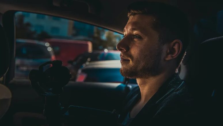 Arme man vlucht op zijn trouwdag, 50 jaar later ontdekt de bruid dat het het plan van haar vader was – verhaal van de dag