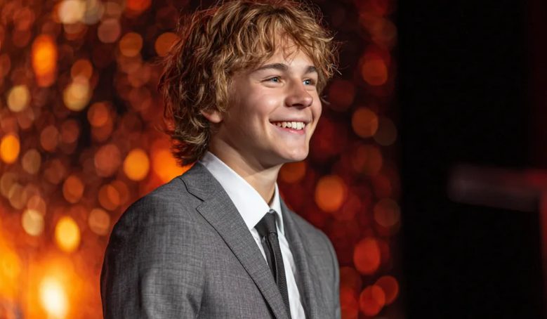 Ik heb de zoon van mijn beste vriend opgevoed – 12 jaar later zei mijn vrouw: “Je zoon verbergt een groot geheim voor je.”