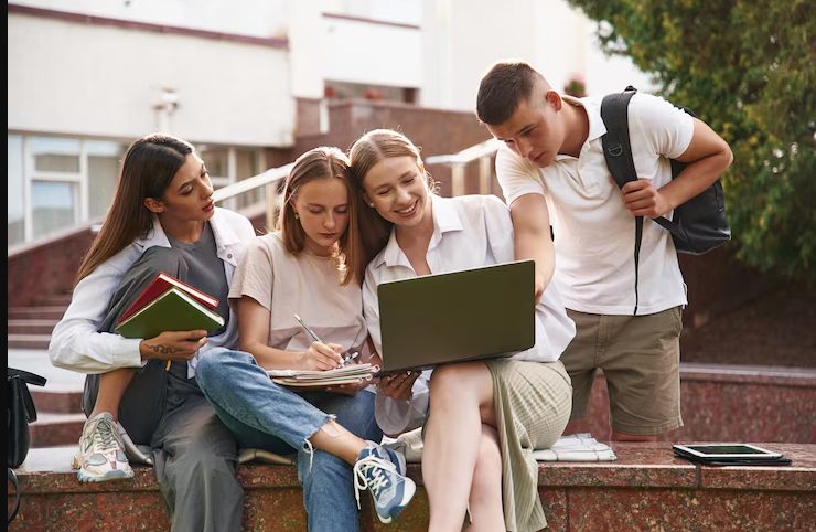 Mijn klasgenoten deelden eten met mij op school – jaren later bezocht ik ieder van hen met een klein bruin papieren zakje