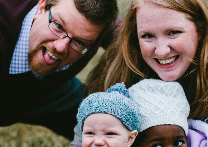 Mijn man rende de spoedeisende hulp binnen met een vrouw in bevalling in zijn armen – wat daarna gebeurde veranderde onze familie voor altijd.